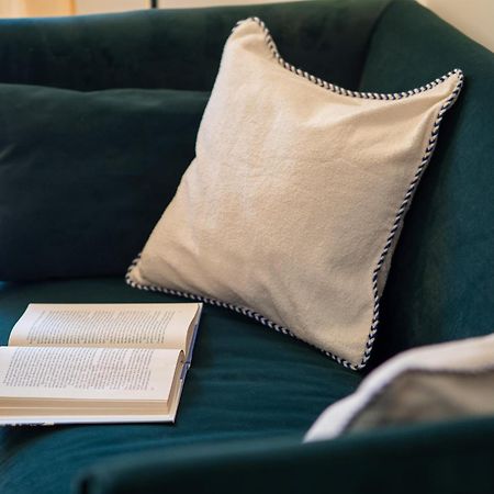 Stylish Flat With Balcony - 15 Min To Duomo Daire Milano Dış mekan fotoğraf