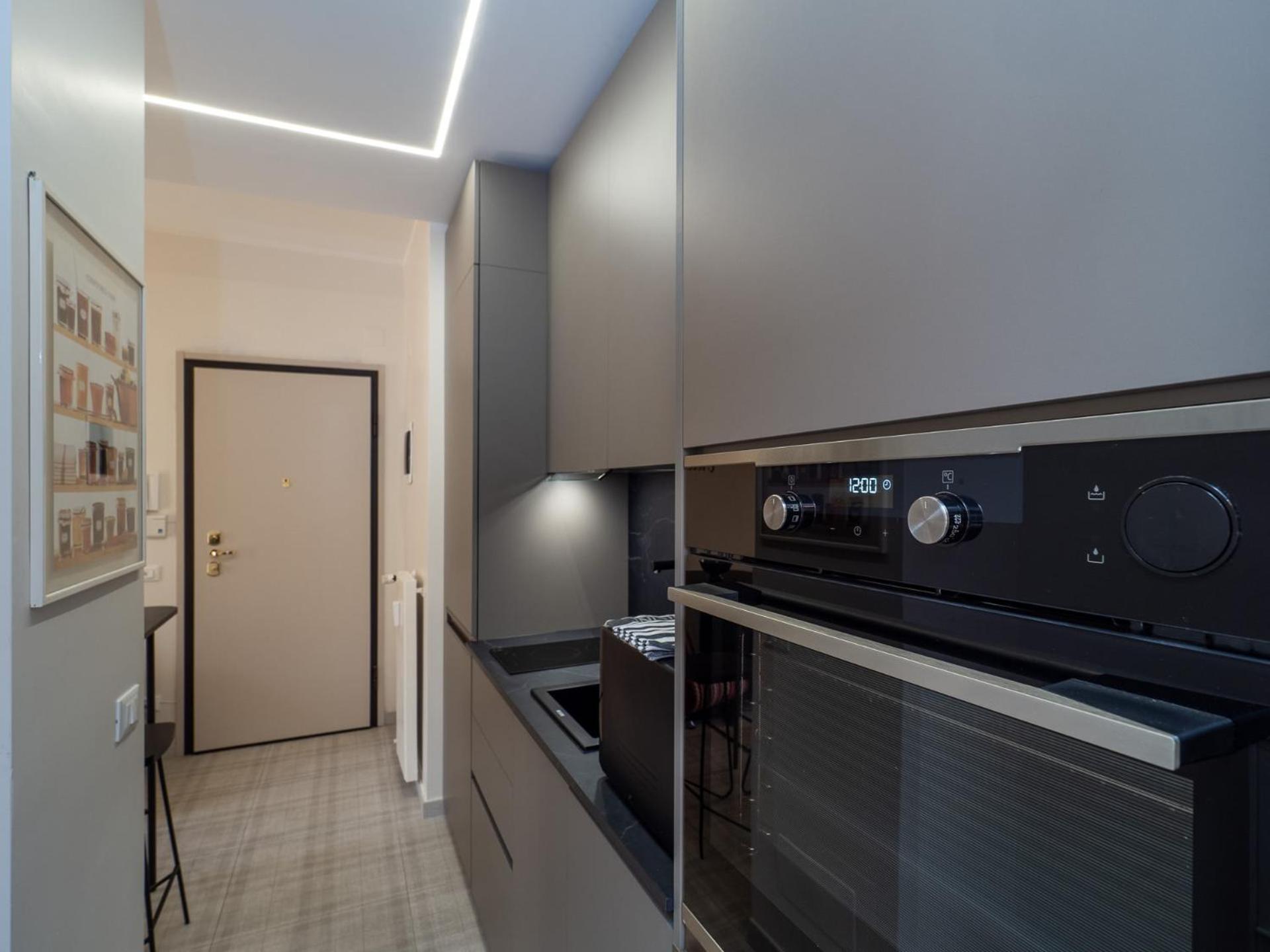 Stylish Flat With Balcony - 15 Min To Duomo Daire Milano Dış mekan fotoğraf