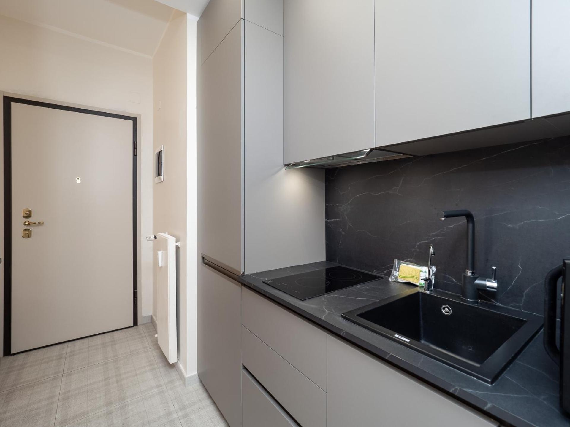 Stylish Flat With Balcony - 15 Min To Duomo Daire Milano Dış mekan fotoğraf